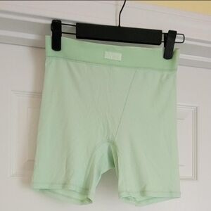 SKIMS Women's Rare Honeydew Soft Lounge Boxers - SIZE S